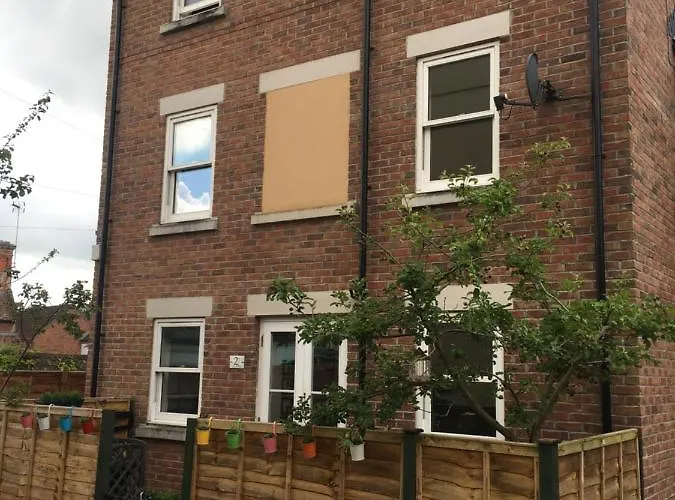 Comfortable Rooms With Live In Host, Walking Distance To The High St & More