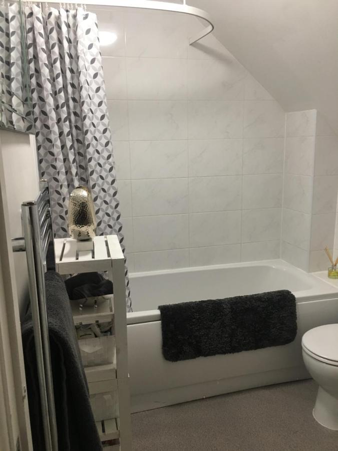 Comfortable With Live In Host, Walking Distance To The High St & *
