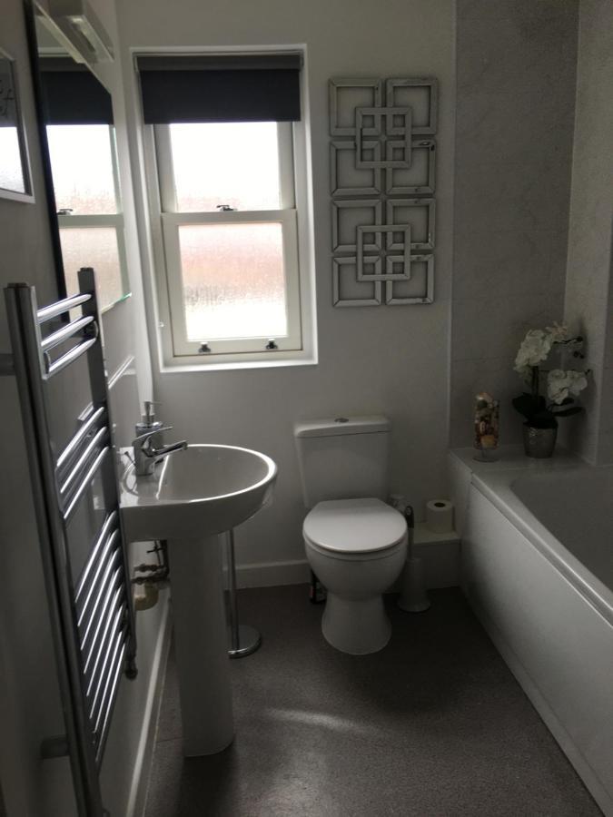 Privatunterkunft Comfortable With Live In Host, Walking Distance To The High St & *